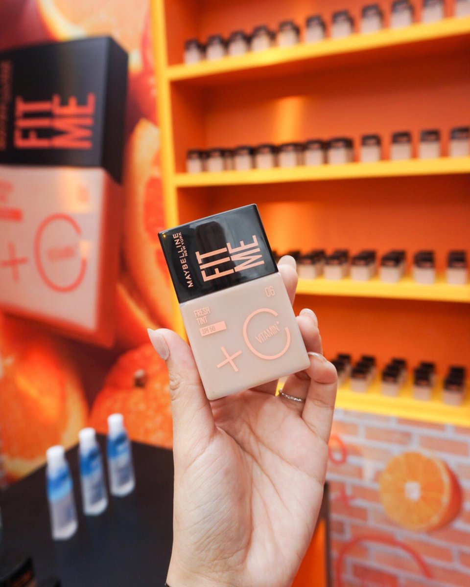 KIKI48_xx's tweet photo. #ทิ้นท์ผิววิตซี 🍊Maybelline เปิดตัวรองพื้นใหม่ ในงาน The Musical Event บอกเลยว่างานนี้คือสนุก ปล่อยจอยสุดๆ! รองพื้นตัวนี้ผสมสกินแคร์ เน้นโชว์ผิว ไม่เน้นปกปิด แต่สามารถเบลอรูขุมขนได้ดี มีทั้งกันแดด และ บำรุงควบคู่ไปในตัว ควรค่าแก่การลองมาก #FreshTintEvent
#MaybellineThailand https://t.co/FWAq96sVlX