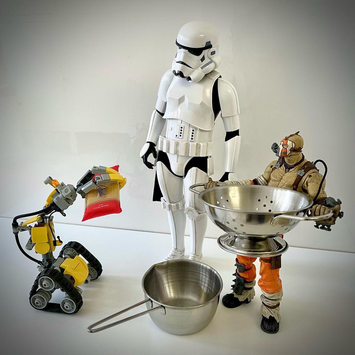 anthoatana's tweet photo. Ah, je crois qu’on a une idée du menu à midi 🍝 #lunchathome #pasta #stormtrooper #starwars #disney #lego #krieg #borderlands #toy #toystory #toystagram #toyphotography #actionfigures #6scale https://t.co/GBf9pPnv9n