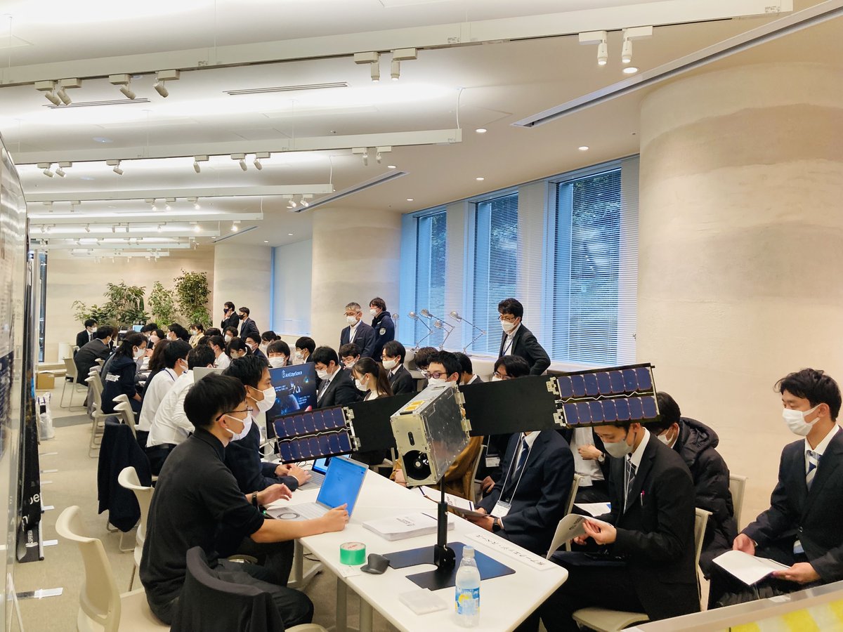 UNISEC_JOBFAIR's tweet photo. 【🛰✨午後の部✨🛰】
現在各企業様による座談会形式の説明会を行っています！✨
各企業のご担当者様からの説明に加え、質疑応答を通して「企業の魅力」を知ることができます！🗣️

採用担当者と求職者の距離が近いのも #SPACEJOBFAIR ならではです！🚀 https://t.co/kqqfQ03q8P
