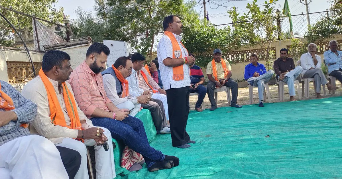 Bjp4Mangrol's tweet photo. આજ રોજ માળિયા હાટીના તાલુકાના જાનુડા ગામે લોક સંપર્ક દરમ્યાન લોકોએ હાજરી આપી દરેક ગામમા મળી રહ્યો છે જન જન નો આવકાર...
@BLKARGATIYA #januda
#bhagvanjikaragatiya #89mangrol #maliyamangrol #ભરોસાની_ભાજપ_સરકાર #કમળ_ખીલશે_ગુજરાત_જીતશે https://t.co/o8sC4tbfkM