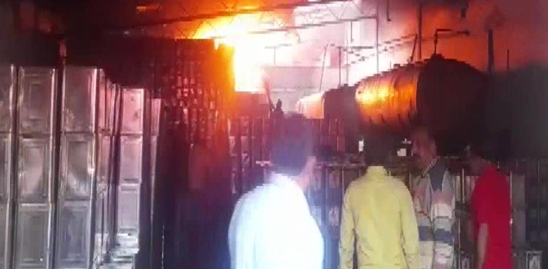 TnNewsvision's tweet image. #BREAKING : சத்தீஸ்கரில் உள்ள எண்ணெய் தொழிற்சாலையில் பயங்கர தீ விபத்து

ஊழியர்கள் பாதுகாப்பாக மீட்பு - தீயை அணைக்கும் பணி தீவிரம்

#Chhattisgarh #OilFactory