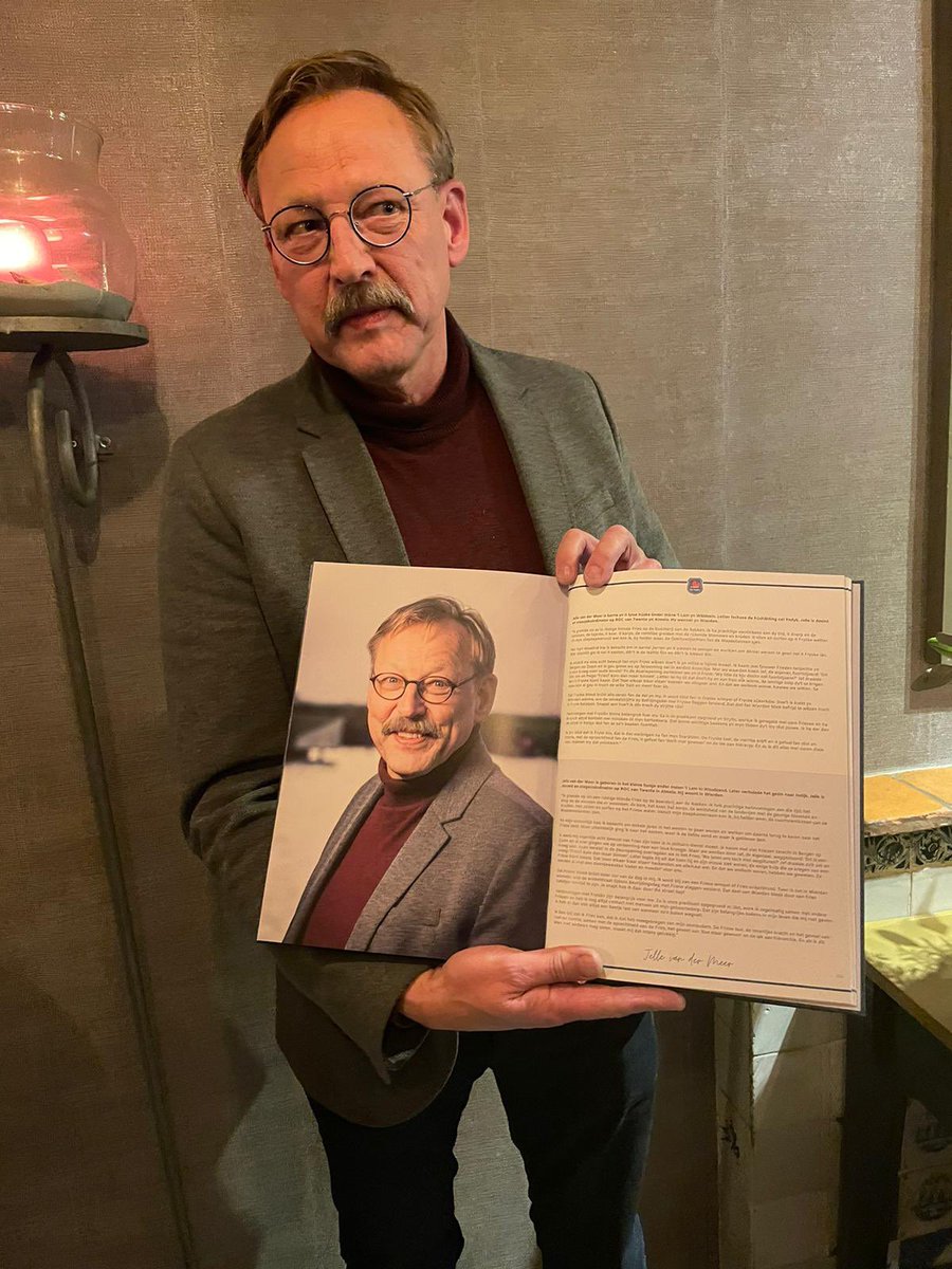 Jellevande2r's tweet photo. Gisteren een prachtige boekpresentatie mee mogen maken van ‘It Gesicht fan Fryslân’ van @ariebruinsma en @cynthiabruinsma. Dankbaar (en best ook een beetje trots) om één van de 111 gezichten te mogen zijn. Een intrigerend boek met prachtige foto’s en verhalen! Een mooi cadeau! https://t.co/oDgYBhN6dV
