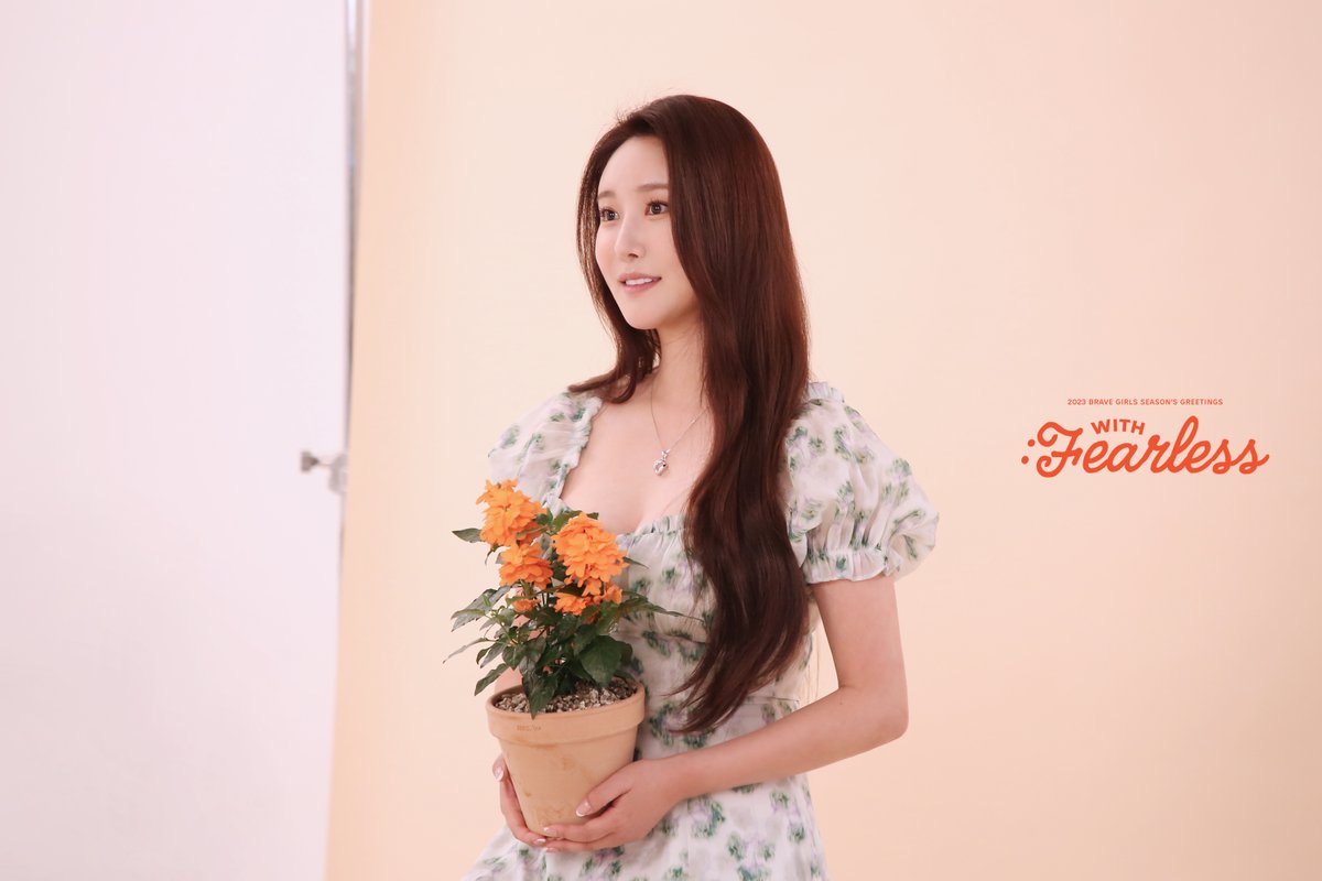 BraveGirls's tweet photo. BRAVE GIRLS 2023 SEASON'S GREETINGS
[𝑾𝑰𝑻𝑯: 𝑭𝒆𝒂𝒓𝒍𝒆𝒔𝒔]

𝙋𝙍𝙀-𝙊𝙍𝘿𝙀𝙍 
🗓 ~ 𝕋𝕆𝔻𝔸𝕐 11:59 PM (KST)
🔗 https://t.co/inv2Z9k1WW

#BraveGirls #브레이브걸스 
#민영 #MINYOUNG #유나 #YUNA
#WITH_Fearless https://t.co/4ru9boMeqa