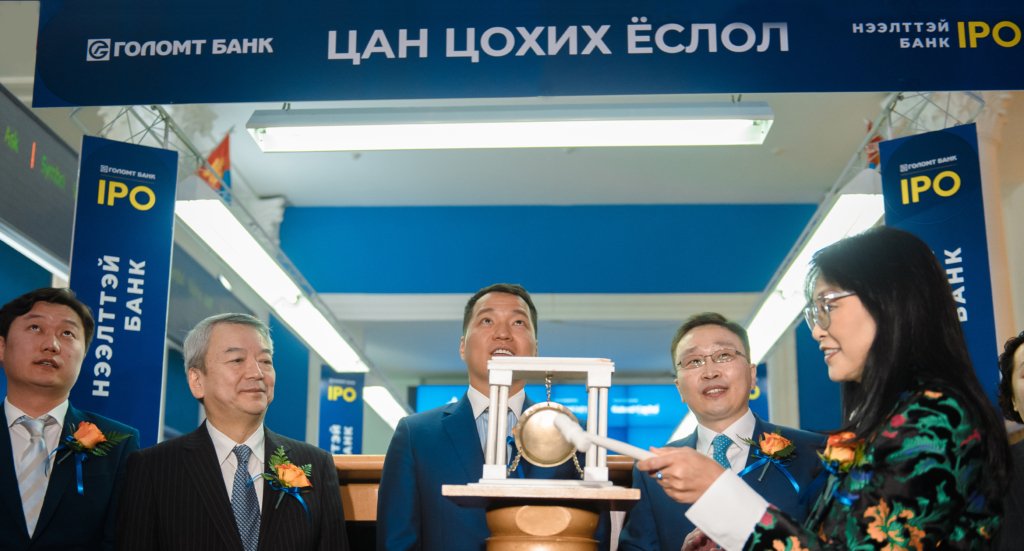 Golomtbank's tweet photo. Голомт банкны хувьцааны анхдагч зах зээлийн арилжааг албан ёсоор эхлүүлэх цан цохих ёслол өнөөдөр Монголын хөрөнгийн биржид боллоо.
Хувьцааны захиалга 2022.11.23-11.30-ны 17:00 цаг хүртэл үргэлжилнэ.
Дэлгэрэнгүйг: https://t.co/EDJTgKFUQm
#ГоломтБанк
#НээлттэйБанк
#IamPartOfit https://t.co/pG8jQRFI2Z