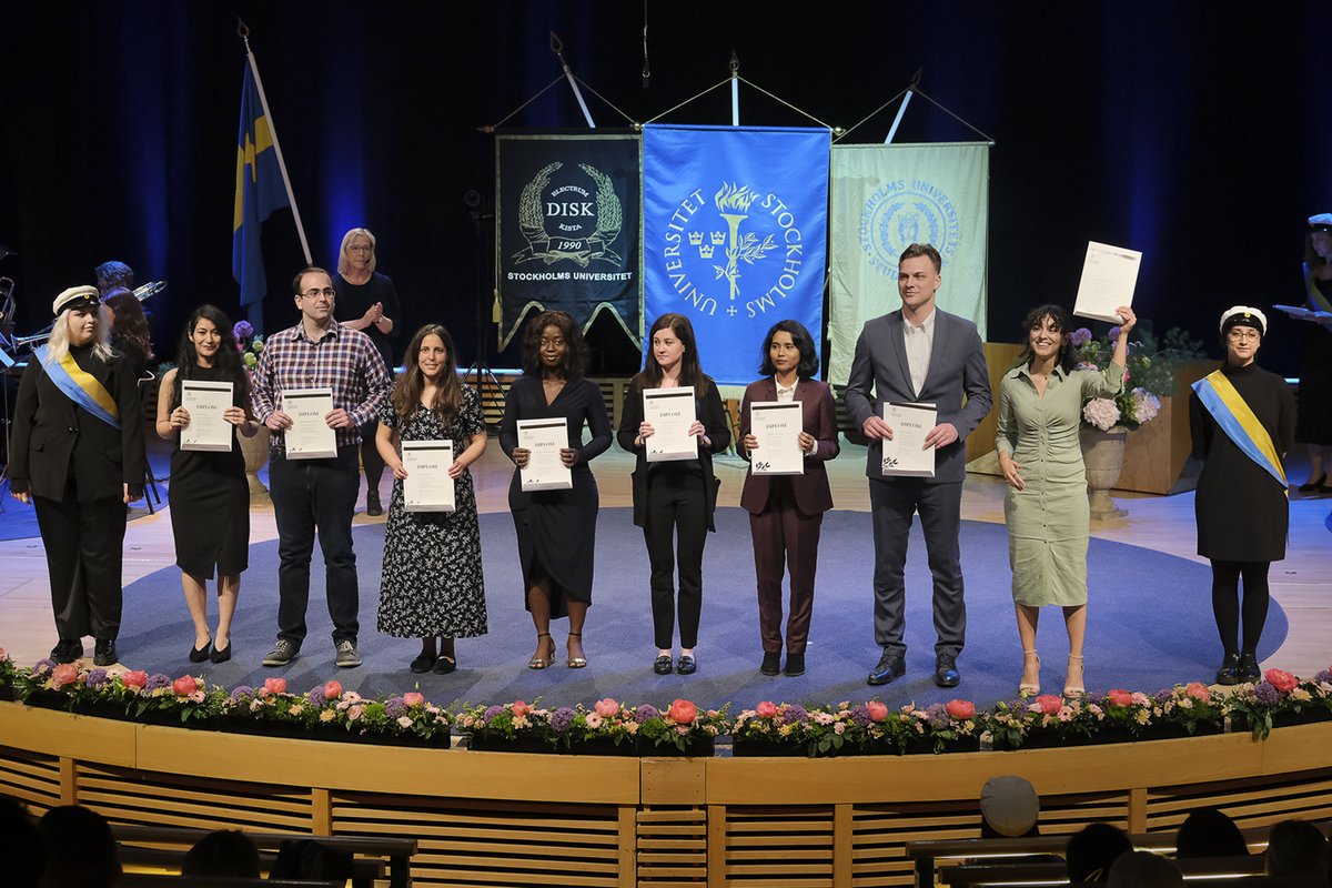 Följ magisterpromotionen på fredag!
Nu på fredag med start kl 15 firar vi våra studenter som tagit
masterexamen, magisterexamen eller annan examen på avancerad med en ceremoni i Aula Magna. Följ direktsändningen:
su.se/kalender/fira-… #SUAlumn #SUMaster #SUMagister #SUExamen