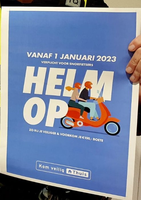 Vanaf 1 januari 2023 gaat de #helmplicht voor snorfietsen in.
Als bestuurder (én passagier) dient u dan een goedgekeurde helm te dragen.
U draagt een helm ter bescherming van uw hoofd bij een valpartij of aanrijding, niet om ons een plezier te doen...
Een bekeuring kost € 109,-