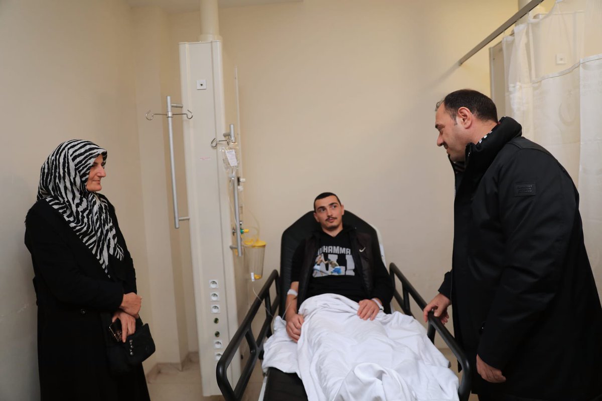 Hendek Devlet Hastanemizi ziyaret ederek depremden etkilenen vatandaşlarımıza geçmiş olsun dileklerimizi ilettik…