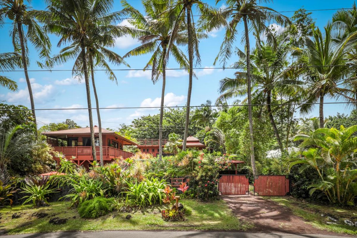 balicottage's tweet photo. Book your Hawaiian Vacation today and visit us at website at https://t.co/Oyg8rluVUT Aloha! https://t.co/t1kdmb0fCf