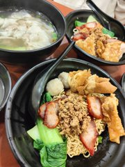 joey__joey86's tweet image. Enjoying food is one of the great joys of life. If you leave food, where can you find the joy of life! The meaning of life is to eat. If you don&apos;t eat, I&apos;m sorry for yourself!😆
Lunch with my parents today.🥰🥰
Singapore&apos;s famous Wantan Noodles.😋😋