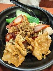 joey__joey86's tweet image. Enjoying food is one of the great joys of life. If you leave food, where can you find the joy of life! The meaning of life is to eat. If you don&apos;t eat, I&apos;m sorry for yourself!😆
Lunch with my parents today.🥰🥰
Singapore&apos;s famous Wantan Noodles.😋😋