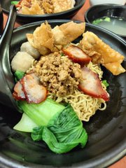 joey__joey86's tweet image. Enjoying food is one of the great joys of life. If you leave food, where can you find the joy of life! The meaning of life is to eat. If you don&apos;t eat, I&apos;m sorry for yourself!😆
Lunch with my parents today.🥰🥰
Singapore&apos;s famous Wantan Noodles.😋😋