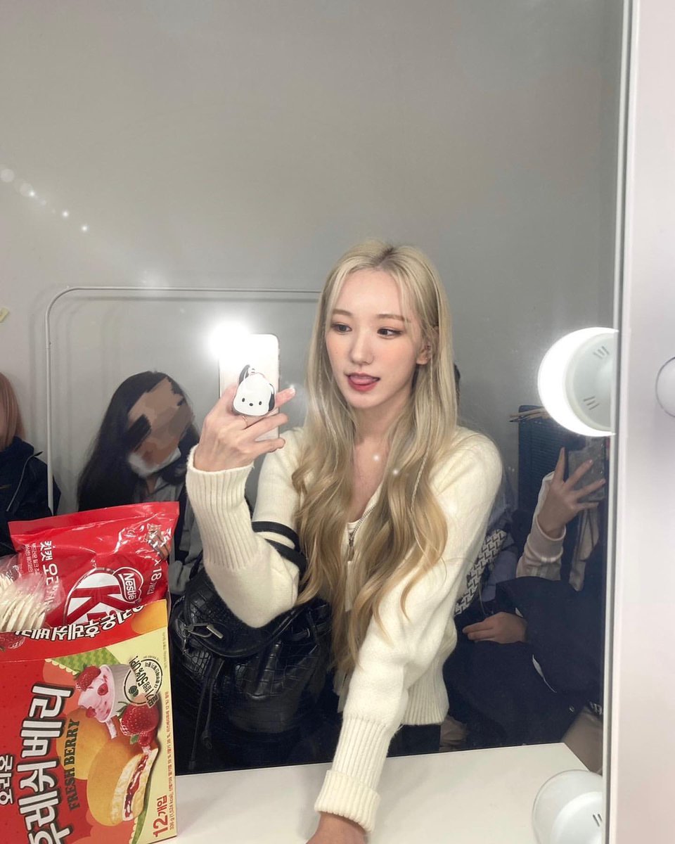 bebezmedia's tweet photo. sion instagram update 🐰 

“After a long time, the mirror selfie🪞 I recently fell in love ti Pochacco... Do you guys love Pochacco, too~🖤?”

#RYUSION #류시온 #SION #시온 https://t.co/DNqKABenHs