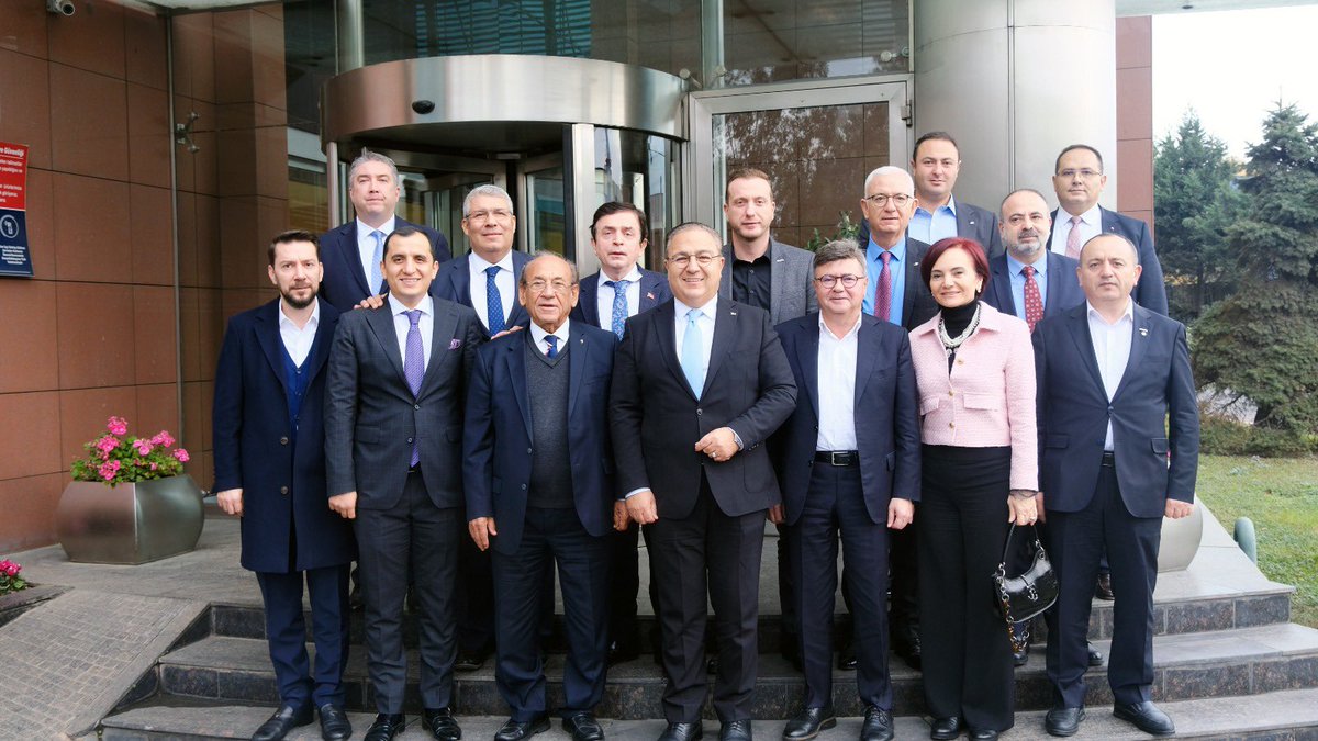 iddmibtr's tweet photo. İDDMİB Yönetim Kurulu Başkanımız Çetin Tecdelioğlu; Başkan Yardımcımız; Talha Özger, Yönetim Kurulu Üyelerimiz; Aynur Ayhan, Burak Özelci, Mehmet Öncel, Şevket Çalışkan, Yaşar Yerebakan ve Denetim Kurulu Üyelerimiz; Ferruh Özkan ve Fikret Kaya ile https://t.co/Y9Qv54L7Zb