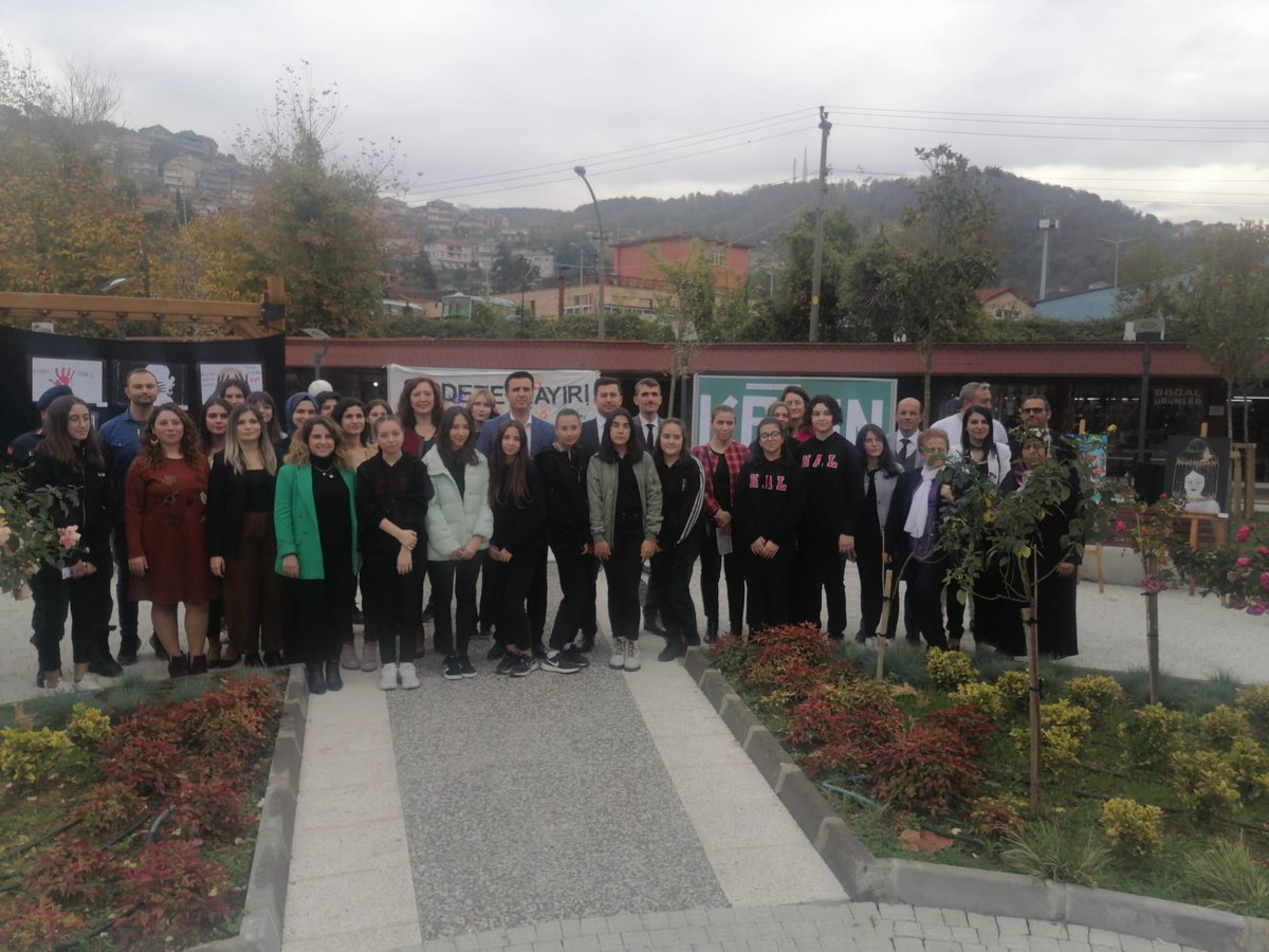📌Kadına yönelik şiddete karşı uluslararası mücadele günü kapsamında "Dünyada Herşey Kadının Eseridir" adlı sergi, Kaymakamımız Sn Necdet ÖZDEMİR, Belediye Bşk Sn <a href="/kamilaltun/">Kamil ALTUN</a>, İlçe Milli Eğt Mdr Sn <a href="/Myldz74/">Muzaffer Yıldız</a> katılımlarıyla Kilimli Meydan Parkta sergilendi
📲kilimli.meb.gov.tr/www/kadina-sid…