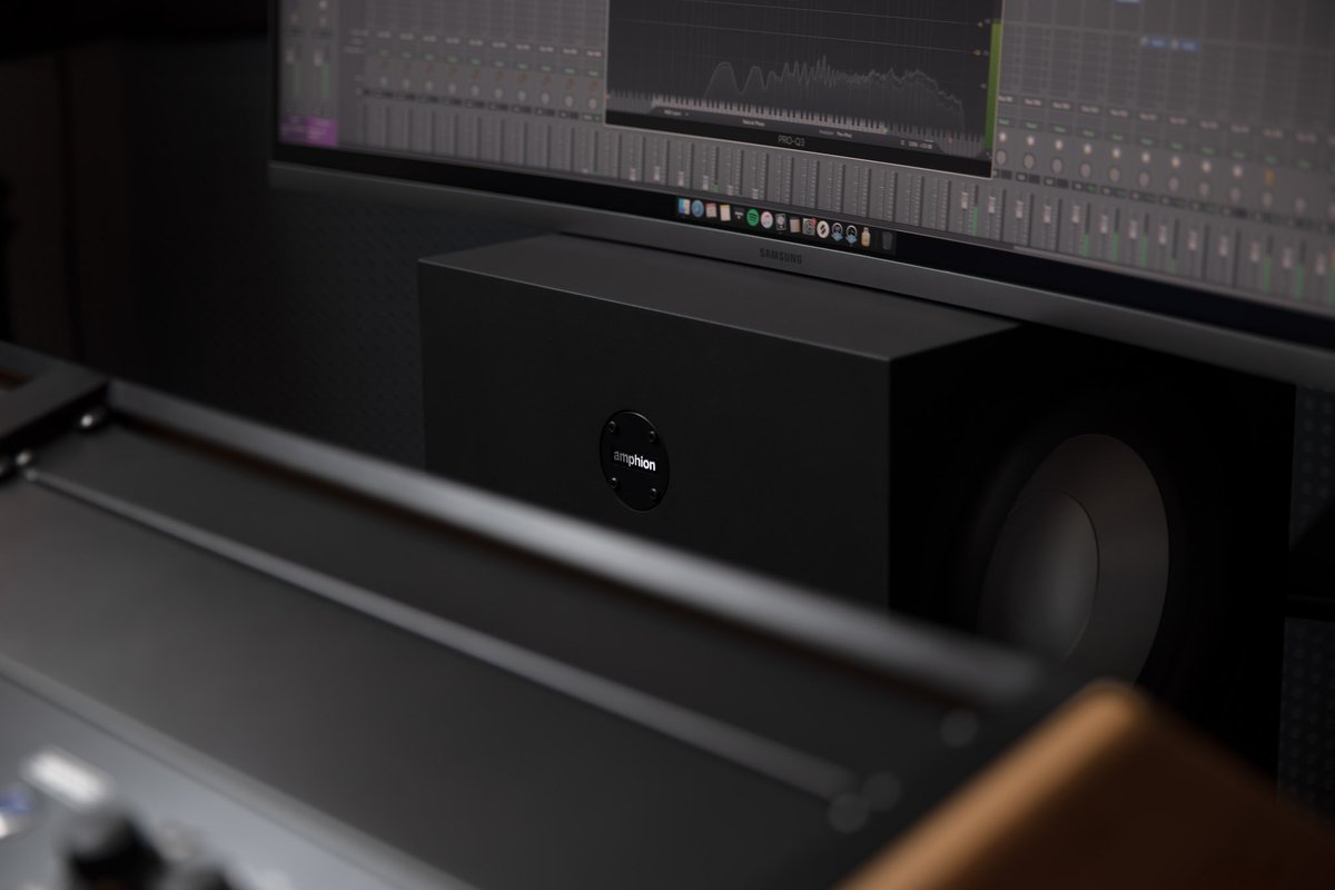 amphion_fi's tweet photo. Simple setup
Always placed under or between the monitors. Fixed placement and physical proximity between the monitor and bass extender ensure perfect integration.
#amphion #FlexBase25 #BaseTwo25 https://t.co/mcrvfAX2H1