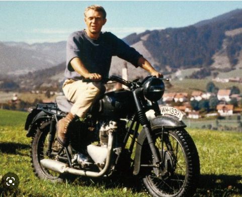 1.バイクに興味をもったきっかけ
→映画大脱走のBMW R75風トライアンフTR6
2.バイクに本気で興味を持った車種
→GSX-R250 4気筒250で50ccの4気筒だなという
3.実際欲しいなと思った車種
→NSR-250R'88 中型最強最速で色も好みだった
4.実際に乗ったやつ
→NSR50 親に中免取得を厳禁され原付のNSRで妥協 