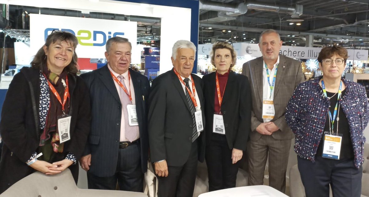 EnedisRegionSud's tweet photo. Sur le @salondesmaires de Paris, @enedis et la commune de Château-Arnoux-Saint-Auban s’engagent pour la #TransitionEcologique 🌱
Grâce à notre accompagnement, la collectivité aura une meilleure visibilité de sa consommation⚡️pour atteindre ses objectifs de Petite Ville de Demain https://t.co/coCR8gffOn