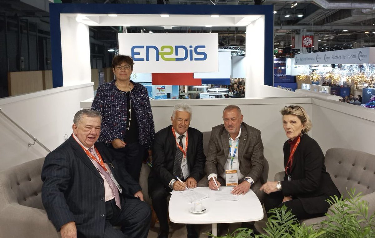 EnedisRegionSud's tweet photo. Sur le @salondesmaires de Paris, @enedis et la commune de Château-Arnoux-Saint-Auban s’engagent pour la #TransitionEcologique 🌱
Grâce à notre accompagnement, la collectivité aura une meilleure visibilité de sa consommation⚡️pour atteindre ses objectifs de Petite Ville de Demain https://t.co/coCR8gffOn