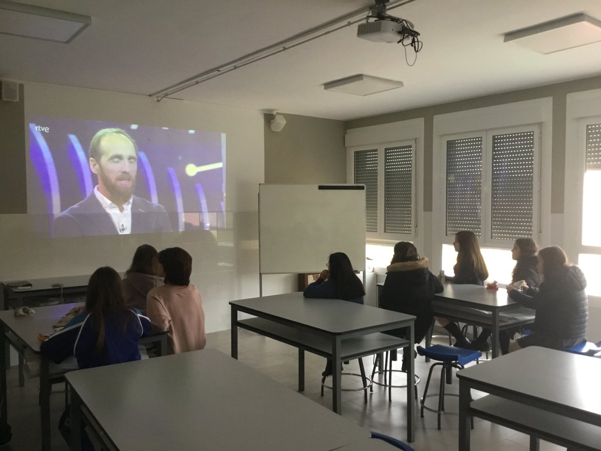 7jlcortes's tweet photo. Hoy en Rosa Molas Zaragoza hemos comenzado una actividad nueva, "Recreos Científicos", en la que pasamos un rato aprendiendo cosas curiosas sobre Ciencia. Hoy hemos aprovechado un video de @orbitalaika_tve Empezamos pocos, pero con mucho interés y curiosidad.
#Steam #ROSAMOLAS https://t.co/qPbYoIMcHO