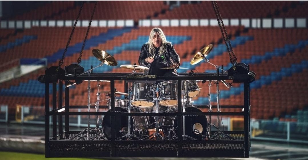 Flying high in this drum solo!

youtu.be/HUi-TKKWF6I