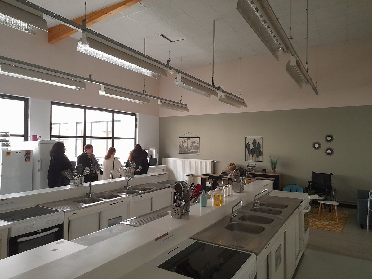 La semaine #ReussirSansAttendre se poursuit avec la visite des plateaux techniques au Lycée P. Courtoy d'Hautmont. Se former avec le #Greta dans les métiers des services à la personne et hygiène/propreté c'est possible !  #PoleemploiMaubeugePasteur
#Poleemploi_hdf <a href="/aurelielion1/">Aurélie Lion</a>