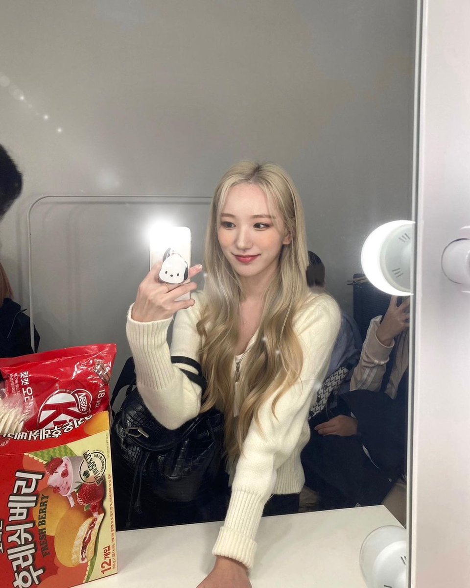 BEBEZBrasil's tweet photo. [🐰] 23.11.22 | Sion via Instagram 

"Depois de muito tempo, a selfie no espelho🪞 Recentemente me apaixonei por Pochacco... Vocês também amam Pochacco~🖤?"

#BEBEZ #베베즈 https://t.co/CTdQbIRh7b