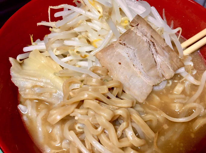 ローソンの冷凍のやつ試した300なんぼかで二郎ぽいの味わえるのはいいねもやしは一袋プラスした 