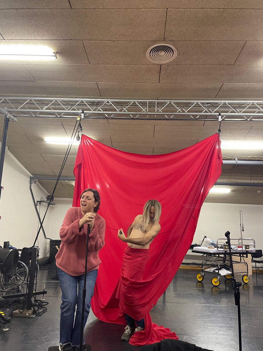 szpunberg's tweet photo. Tot el meu respecte i afecte a la gent que em fa riure.
Assajant EL PESO DE UN CUERPO
al @teatrenacional
Que nos vamos a Madrid! https://t.co/h2gKie9UXh