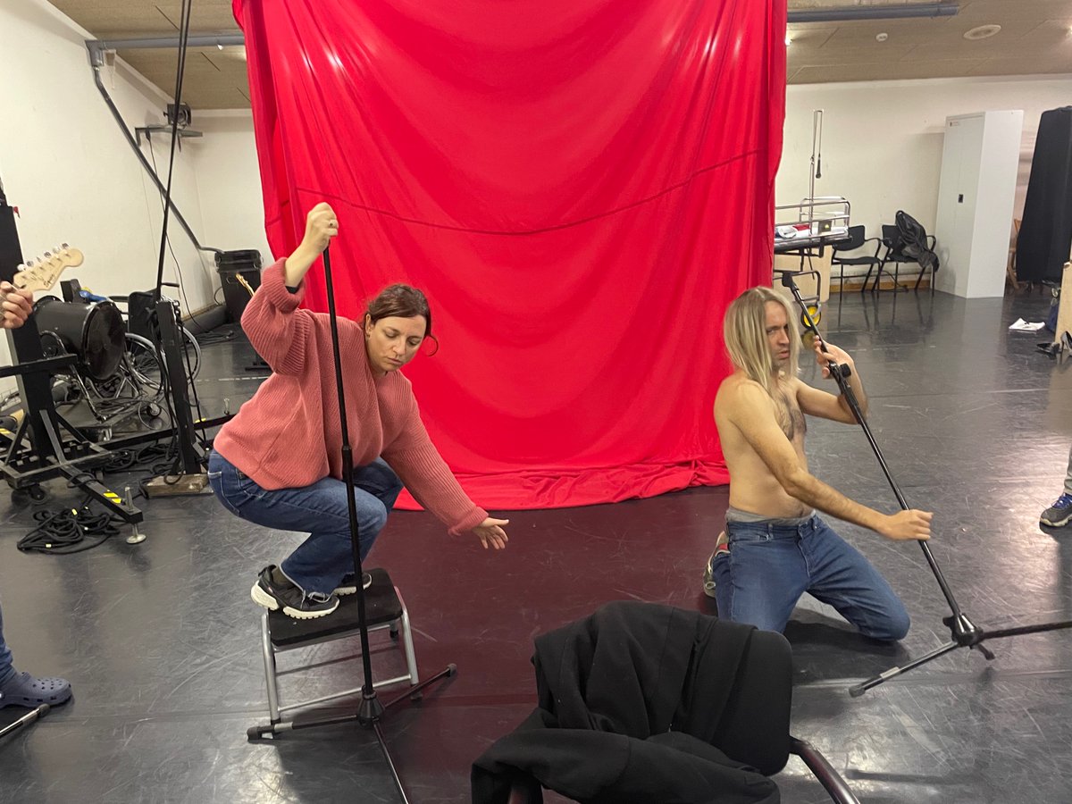 szpunberg's tweet photo. Tot el meu respecte i afecte a la gent que em fa riure.
Assajant EL PESO DE UN CUERPO
al @teatrenacional
Que nos vamos a Madrid! https://t.co/h2gKie9UXh