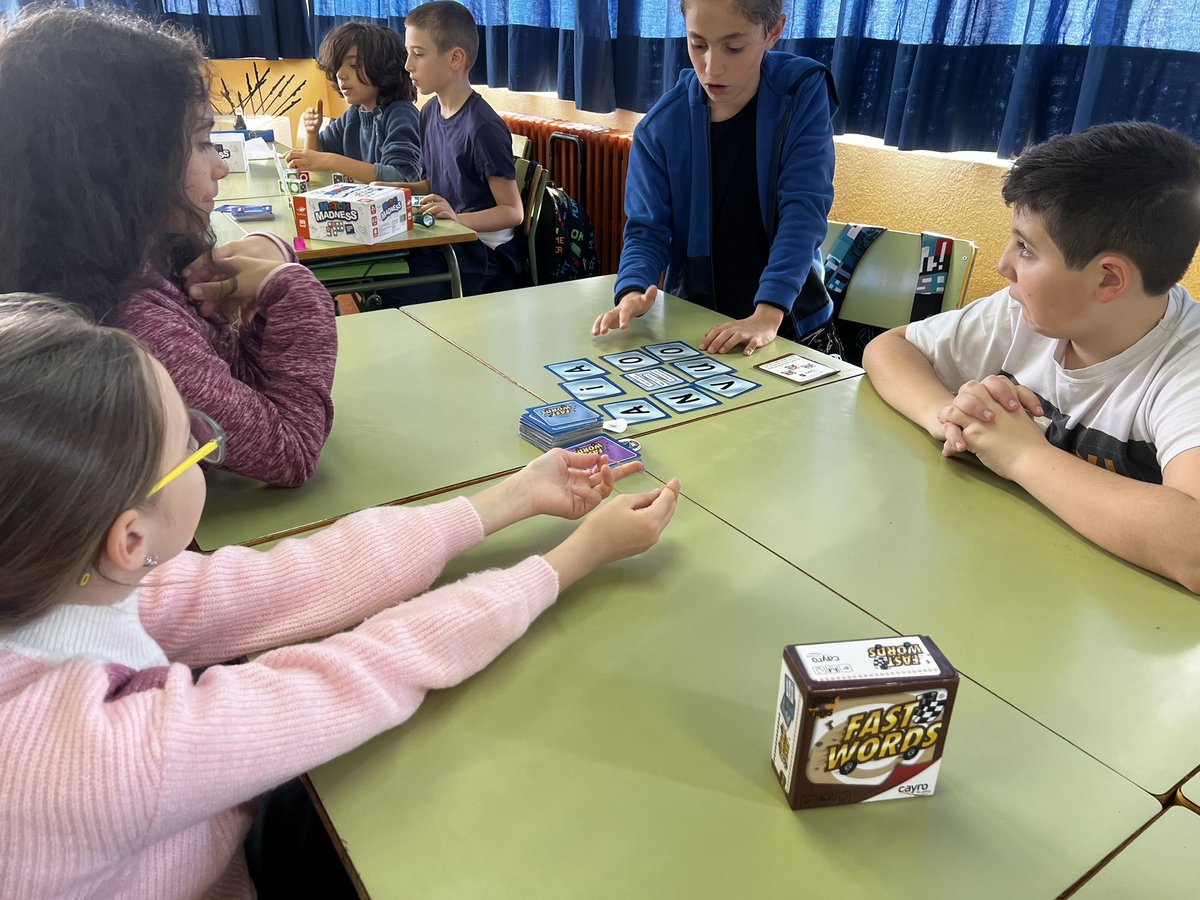 juanffv's tweet photo. ¿En ocasiones tenéis dos sesiones de lengua el mismo día?Cosas de ajustar horarios.Y seguro que vuestro alumnado está más cansado.Alternativa perfecta. Utiliza juegos de mesa relacionados con el lenguaje para hacer la sesión más divertida. #carreradeletras #eszi #letraaletra # … https://t.co/TcIV6Glbbm