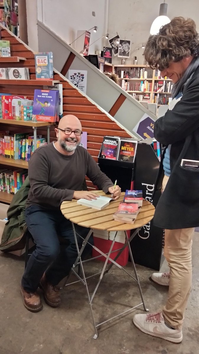 Un énorme merci à la Librairie des halles de Niort, à France 3 et à @jeannnebarontv de m'avoir accueilli pour parler de mon second roman "Dans les yeux de Cash Savage" ! youtube.com/watch?v=6DXiP7…