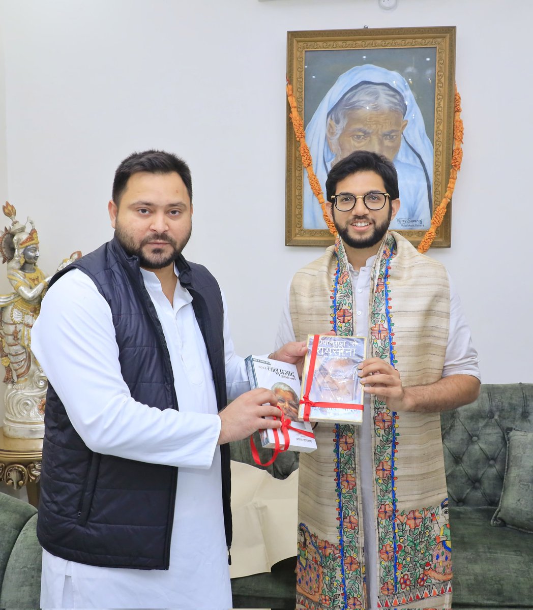 AUThackeray's tweet photo. संविधान आणि लोकशाहीसाठी देशातल्या तरूणांनी संपर्कात राहून, एकत्र येऊन काम करण्याची गरज आहे. https://t.co/YFDObbbT9P
