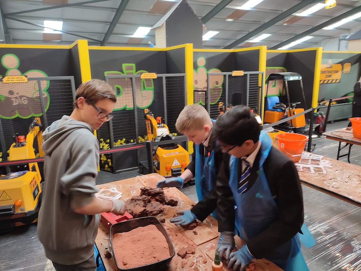 STEMManorCroft's tweet photo. Thanks to @ibstockbrick for a great brick making session @NorthStarSSE #northstar2022 They even won vouchers which really laid the foundations for a good competition! @Manorcroft_Sci @DeltaManorCroft https://t.co/Yp1zMfQVuo