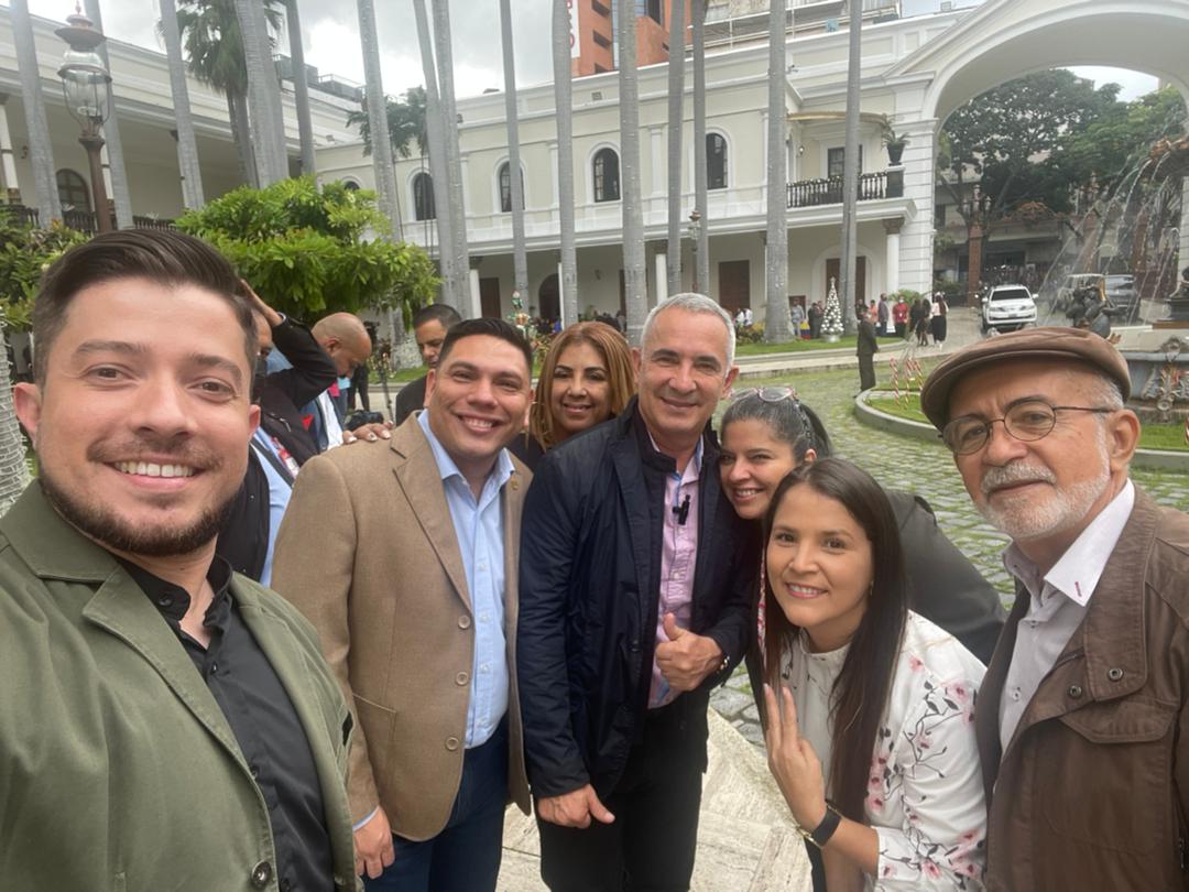 Con nuestro Querido Gobernador <a href="/FreddyBernal/">Freddy Bernal</a> y el Bloque Parlamentario del Táchira en la Asamblea Nacional, aprovechando el encuentro con el Embajador Colombiano estrechando lazos de Unidad y Amistad entre los Pueblos Hermanos <a href="/NicolasMaduro/">Nicolás Maduro</a> <a href="/WillyMedina_SC/">Willy Medina</a> #japanajapana