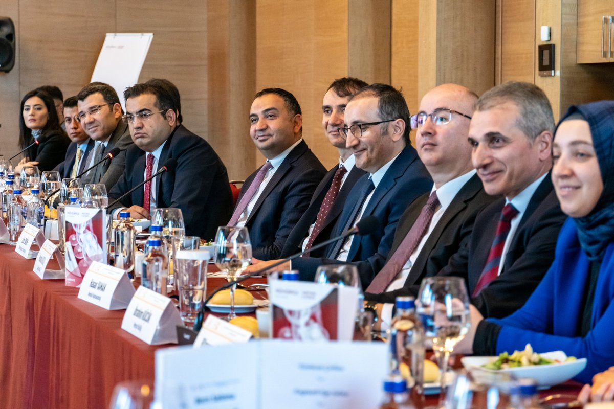 unfpaturkiye's tweet photo. Bugün, @TC_icisleri Bakan Yardımcısı Sn. @mehmetersoy57'un da katılımıyla Türkiye'nin dört bir yanından valilere, vali yardımcılarına ve kaymakamlara yönelik düzenlediğimiz #KadınaYönelikŞiddet ve #ÇocukYaştaEvlilikler hakkındaki eğitimlerimizin kapanış yemeğindeydik. https://t.co/ORP5zkvdjG