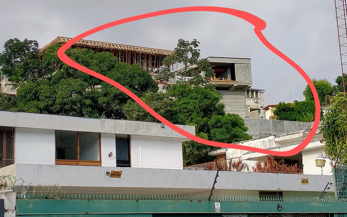asopraes's tweet photo. En Prados del Este las obras ilegales no solamente se toman retiros y áreas verdes municipales (con murallas y más pisos), sino que ahora se montan sobre el "espacio aéreo" del vecino colindante. @darwingonzalezp sigue ajeno a las denuncias y Harold Sosa más ajeno aún. ¿Por qué? https://t.co/Ob3rLQsiXa