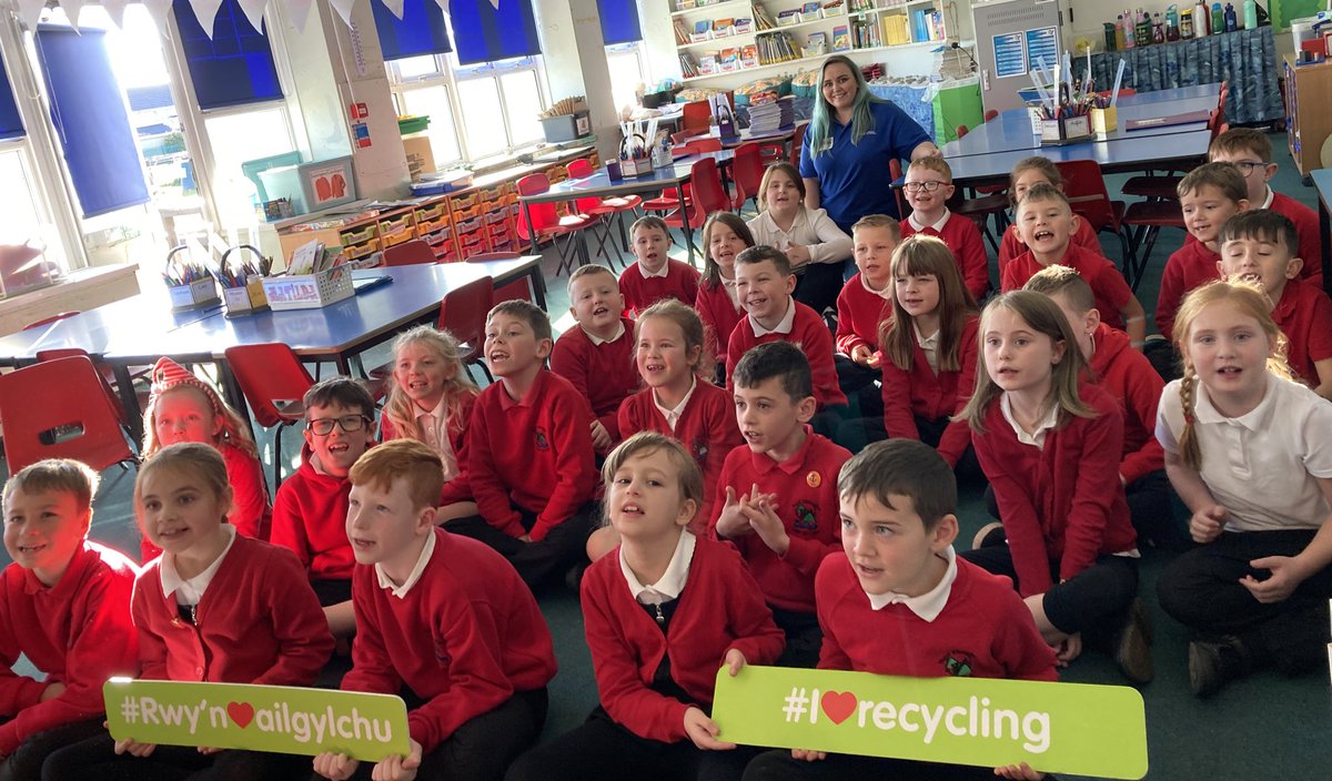 RecycleWithEl's tweet photo. Had a full day with @YGGRhosafan yesterday. Year 3 and 4 were great, and all worked really hard learning about #steel, #packaging and #recycling 👏 They also taught us some #Welsh along the way!♻️🏴󠁧󠁢󠁷󠁬󠁳󠁿
#reyclewithtatasteel #steelpackaging #schoolworkshop https://t.co/C5iuaKEzUJ