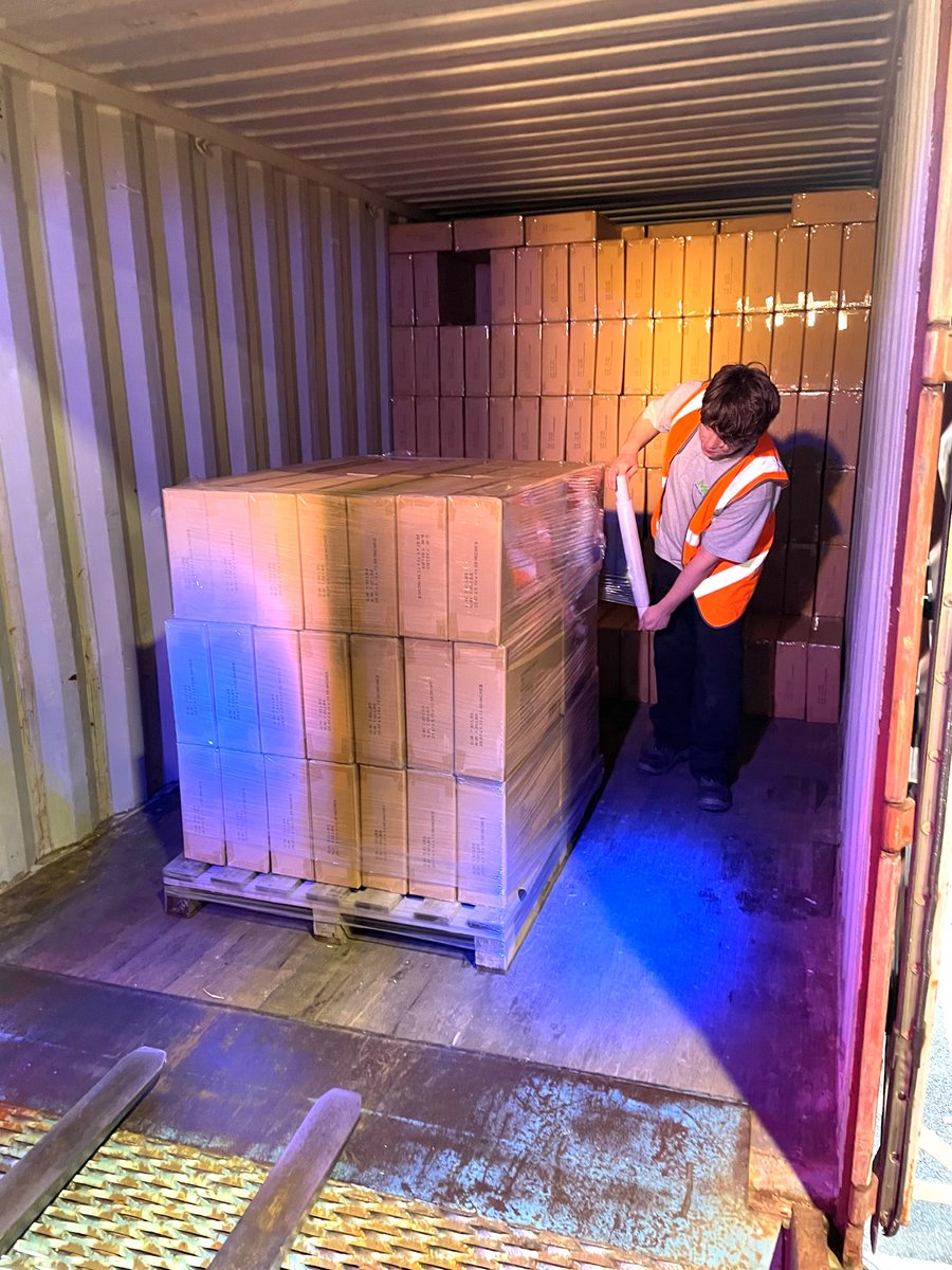 MCR_Services's tweet image. Did you know that we can un-load containers? Seen here palletising boxes direct from container to forklift. All part of our &apos;one-stop-shop&apos; service. Check out the artwork on this delivery truck #truckart #containerunloading #unloadingcontainer #palletwrap #packingproject