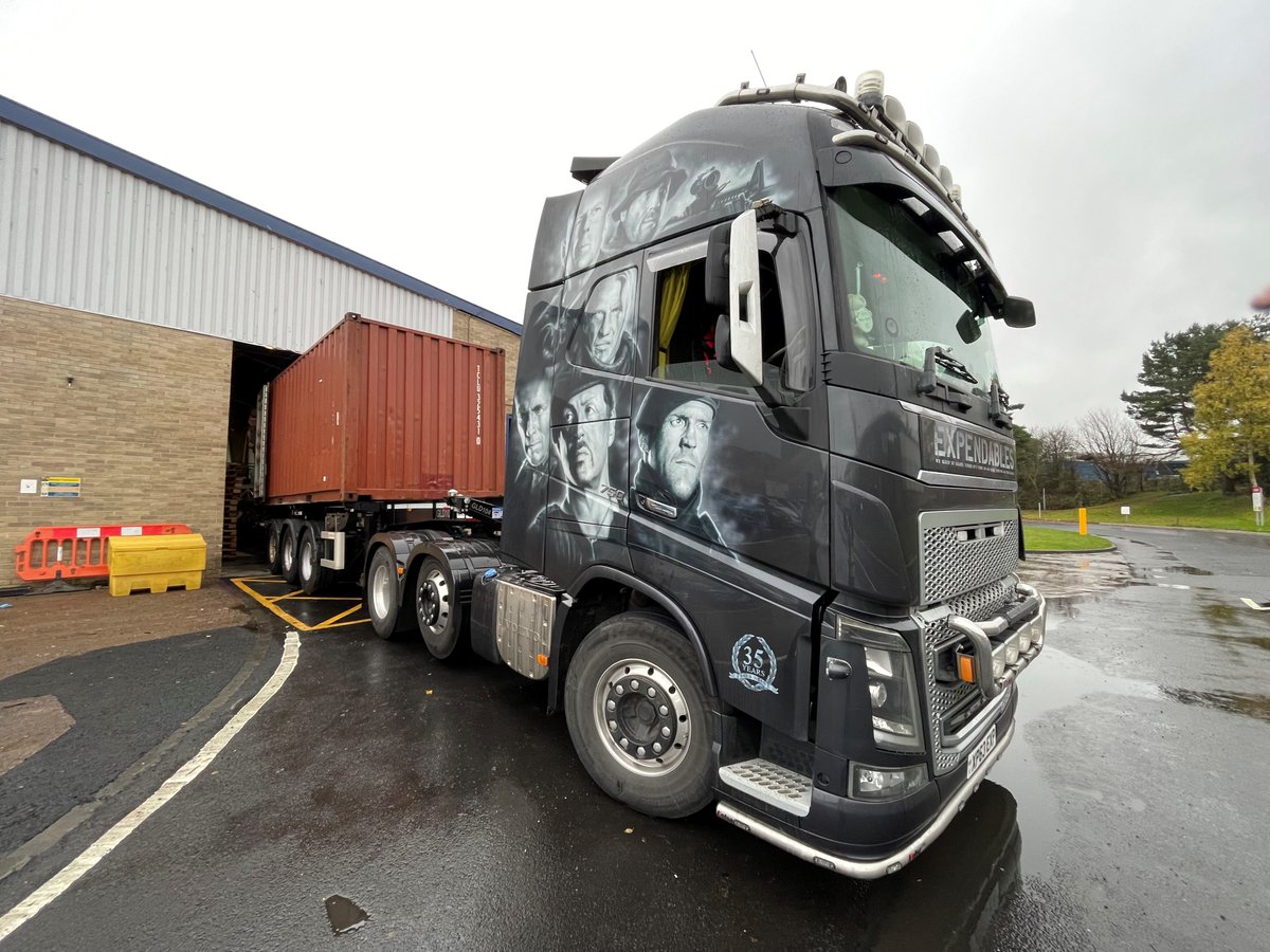 MCR_Services's tweet image. Did you know that we can un-load containers? Seen here palletising boxes direct from container to forklift. All part of our &apos;one-stop-shop&apos; service. Check out the artwork on this delivery truck #truckart #containerunloading #unloadingcontainer #palletwrap #packingproject