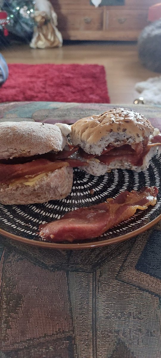 Cancelation day is like this!!! Christmas movies with bacon butties! Yummmmm!!! <a href="/jasonpriestOUFC/">Jay the Locksmith 🔑🗝️</a>
