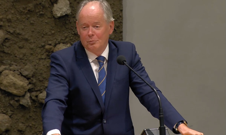 fcvheest's tweet image. .@Paul_van_Meenen: "Ieder jaar promoveren er 6000 promovendi op eigen kosten. Een gratis proefschrift voor de universiteit, terwijl ze wel €83.000 promotiepremie ontvangen. Wat ons betreft krijgen universiteiten geen premie meer, als zij hun promovendi op deze manier gebruiken."