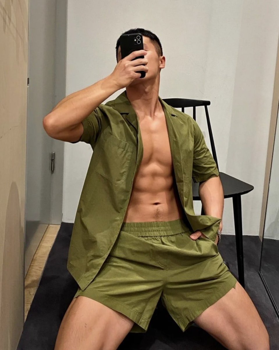 qiangzi658's tweet photo. #武警 #肌肉💪 
晚上你吃了没

来场吃🐔盛宴 https://t.co/VFWX15fRpq
