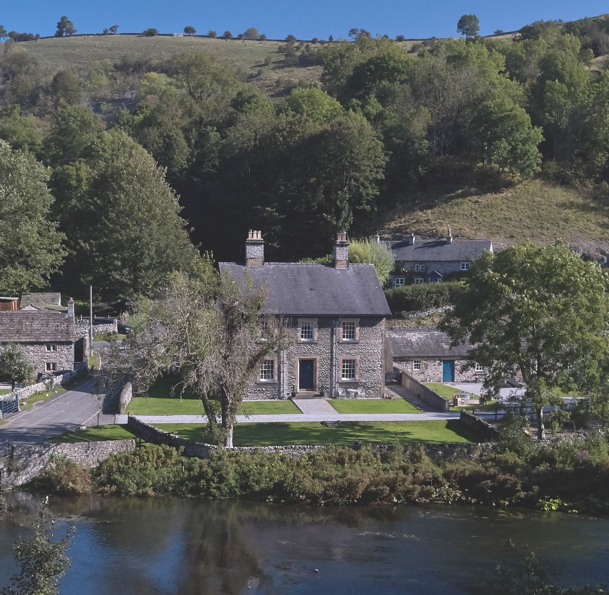 This is Dipper Cottage, named after the short-tailed, plump bird that frequents the River Wye. Dipper Cottage is not short-tailed, nor plump, but is modern and luxurious with a double-height reception area. Great for relaxing, walking... or bird-watching. loom.ly/qkOB-qo