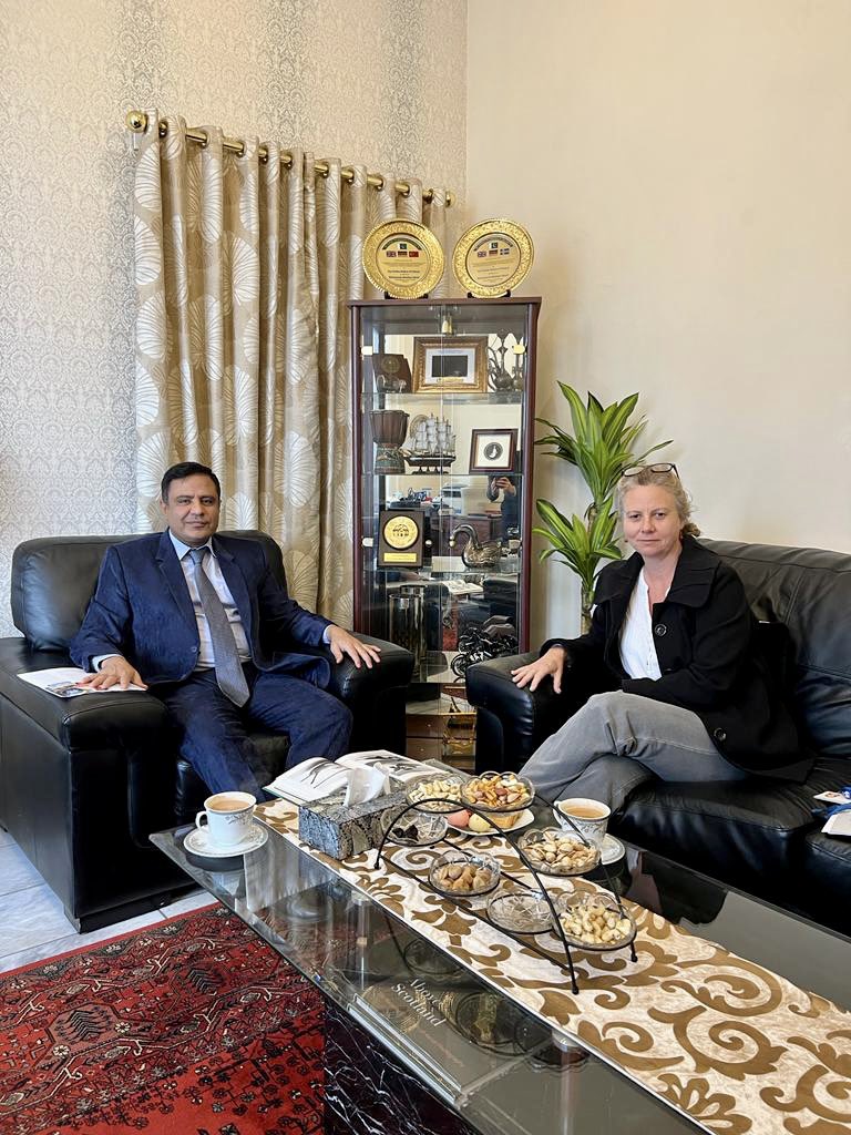 PakinGlasgow's tweet photo. Consul General met postdoctoral researcher Dr. @GillBraulik from the @univofstandrews to find out more about her research and conservation projects of blind Indus dolphins at the Consulate of Pakistan.

#sindh #sakkar #dolphins https://t.co/JXIRZxCvvP