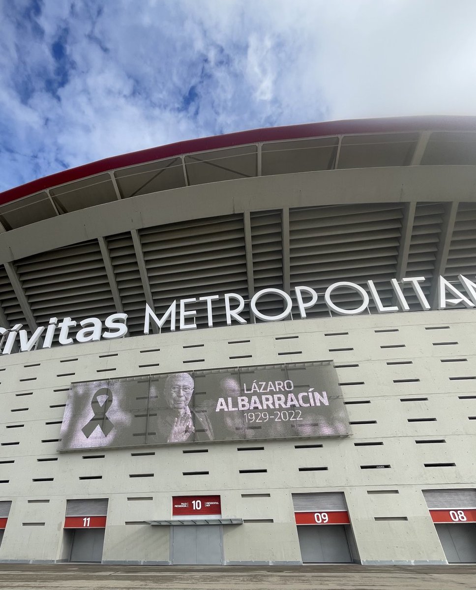 carmensuisse's tweet photo. Hoy no hay bandera a media asta por el viento, pero así homenajea el Metropolitano a Lázaro Albarracín. Una vida entera al lado del ⁦⁦@Atleti⁩. https://t.co/GrTh7bWR6B