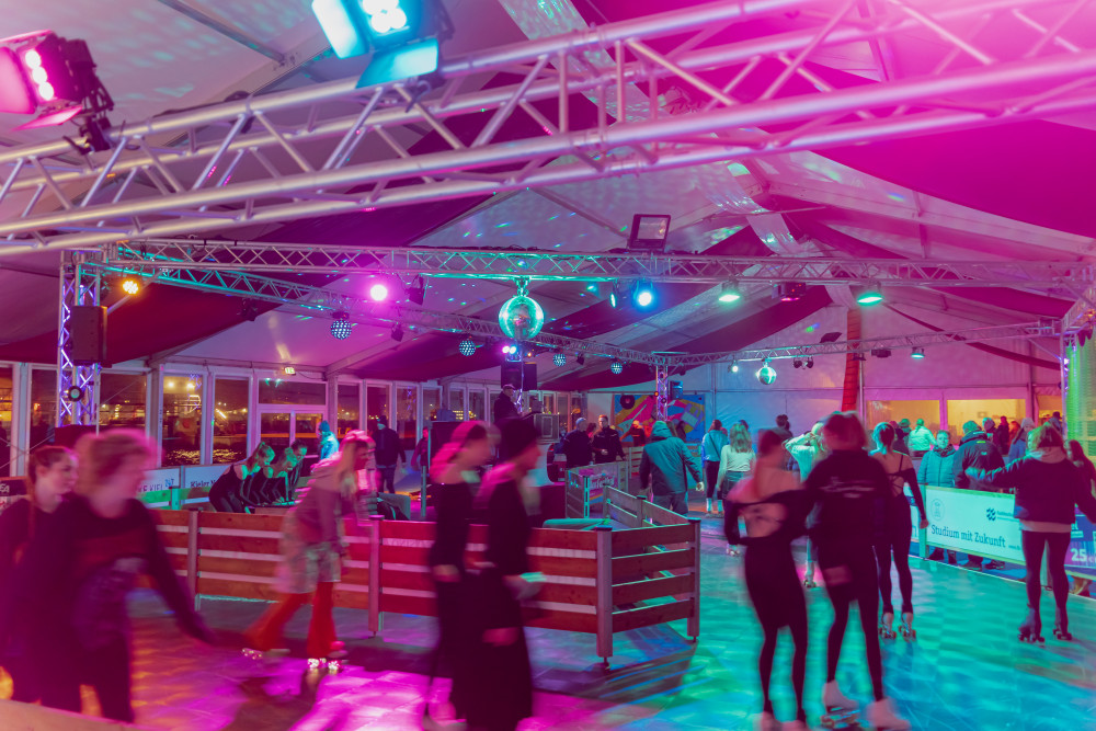 Do. 24.11. gibt es #K-Pop vom feinsten beim @StadtwerkeKiel Rollerfestival. Perfekte Musik zum Skaten und Rollschuhlaufen bei der RollerDisco powered by #CasinoKiel. Performances, Workshop, Outfit Contest  @SpotifyKpop @KPOPGermany https://t.co/VlqZ7f5JRX https://t.co/lvPgwrnYLl