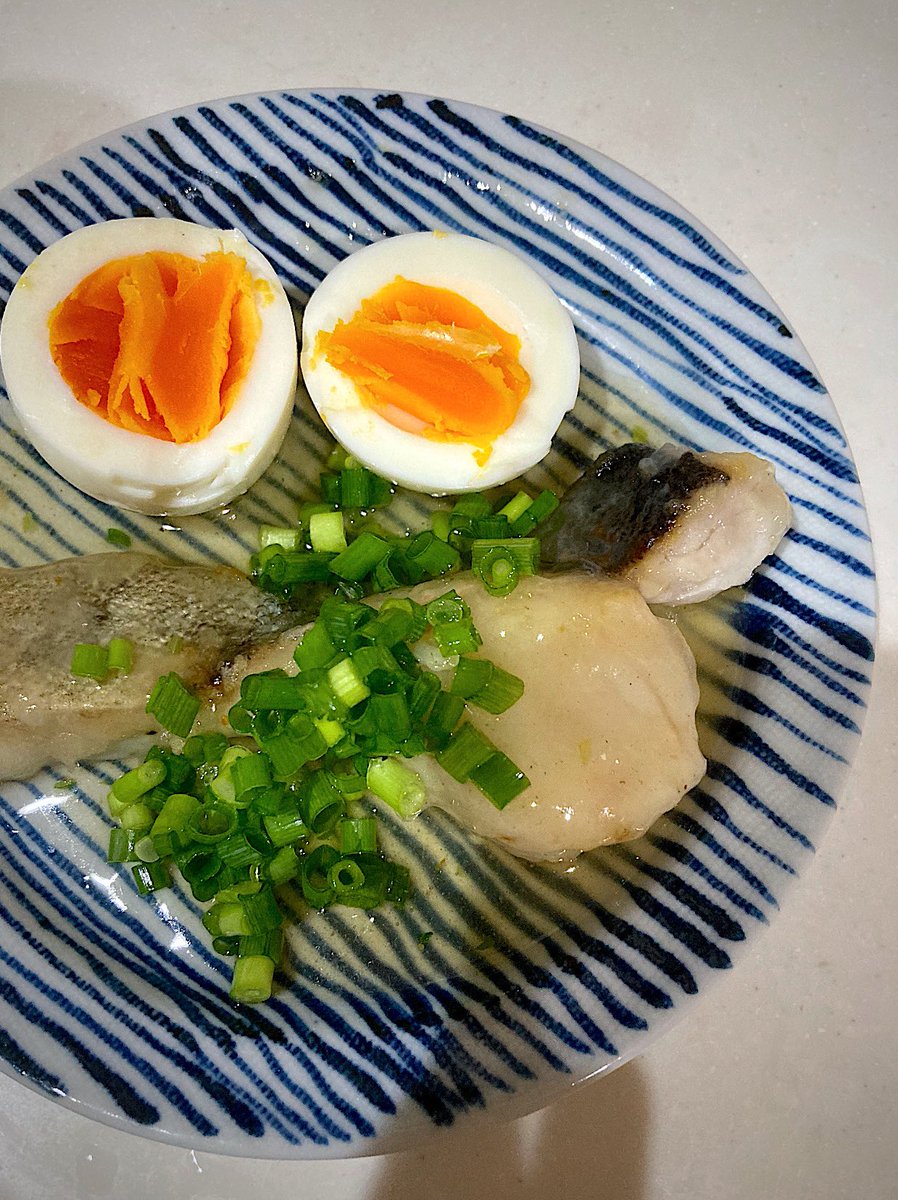 kojimajime's tweet photo. 毎日の献立とかツイートしたら需要あるのかな🤔

11/23(水)
ごはん
鱈の銀餡かけ
茹で卵
さつまいもの揚げ焼きに塩かけたやつ
キャベツ・大根・人参の味噌汁 https://t.co/IwXiDg1IMy
