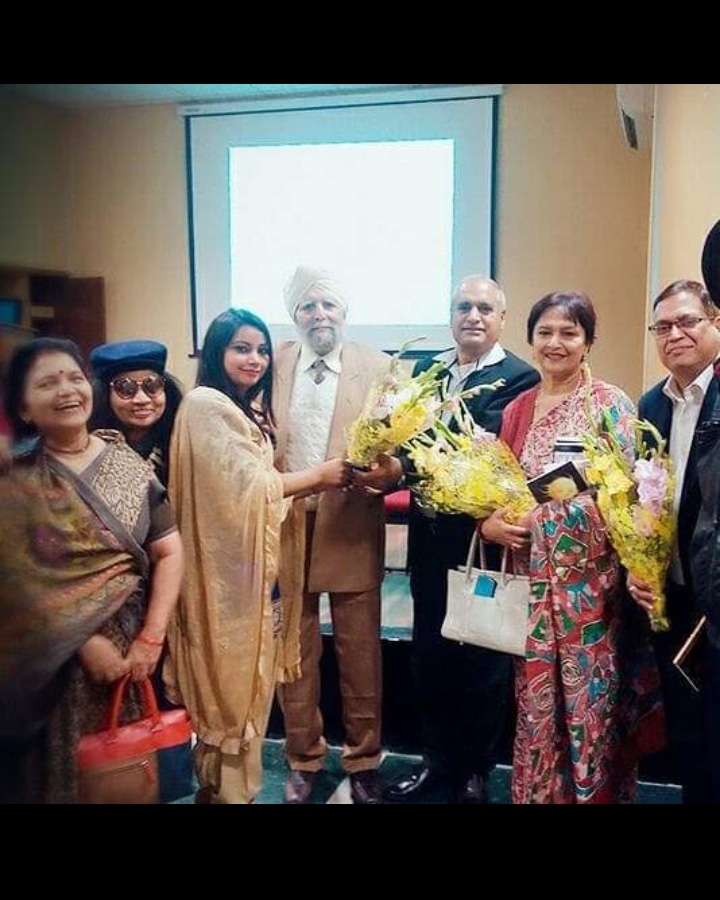 MauryaQueen's tweet photo. ऐ'झूठ'सुन न'हो तुझमें जितनी भी ताक़त,
देखना तेरी कमर मैं तोडूंगी...!
बुझने से पहले ऐ फड़फड़ाते दियों,
बनके हवा तेरा लहू निछोडूंगी...!!
📓📓📚ऊषा मौर्य✍️📚📚📓
#mauryaqueen #ushamaurya #ziddigirl #onearmygirl #selfconfidence #examplegirl #natureloverforlife #selfloveroutine ❤️ https://t.co/rL0mfNndRK