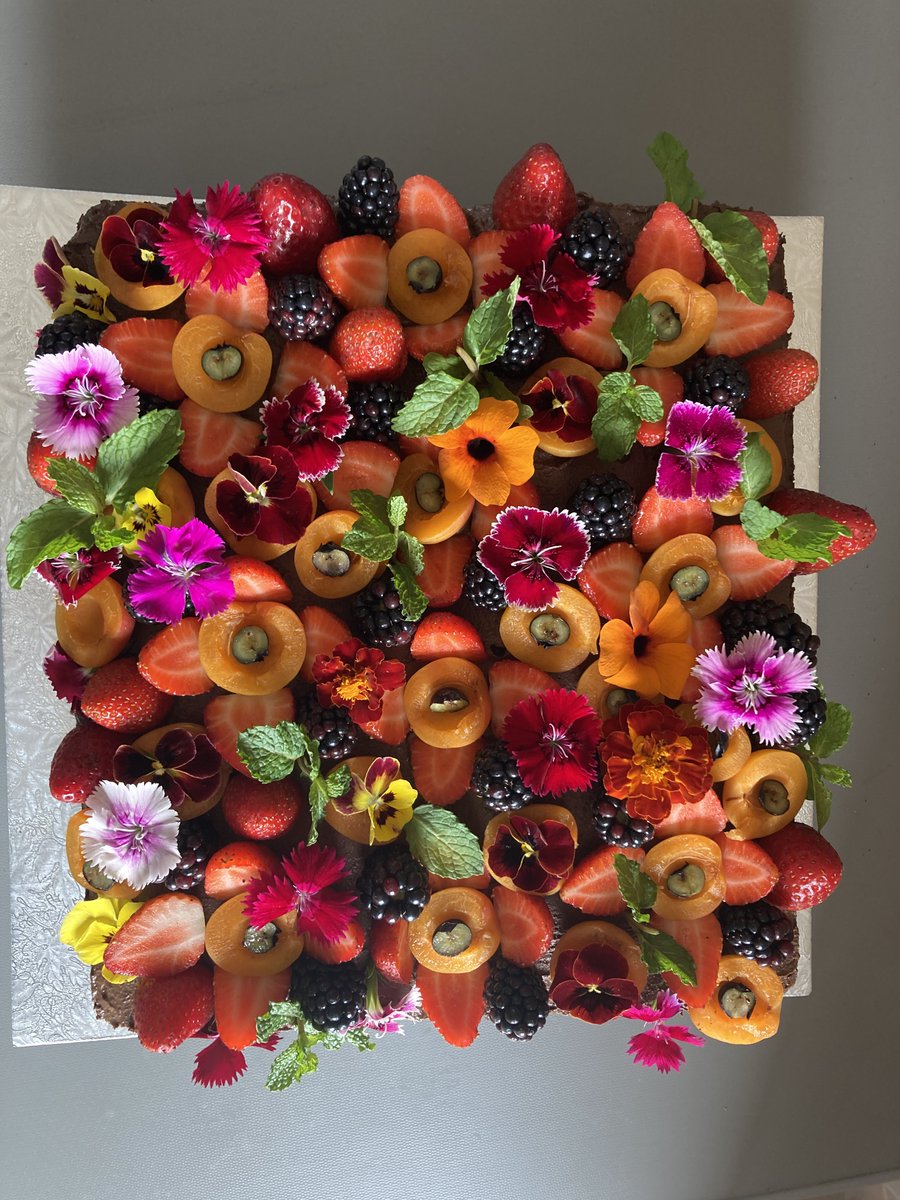 batter_bakes's tweet photo. 60 Never Looked Batter 🌺 

With age comes wisdom, clarity and an abundance of things to be grateful for and celebrate 🎉 We wanted every corner of the cake to embody celebration: of moments lived and more to enjoy, as well as a celebration of friendship.

1/5 https://t.co/kKzPxiBELP
