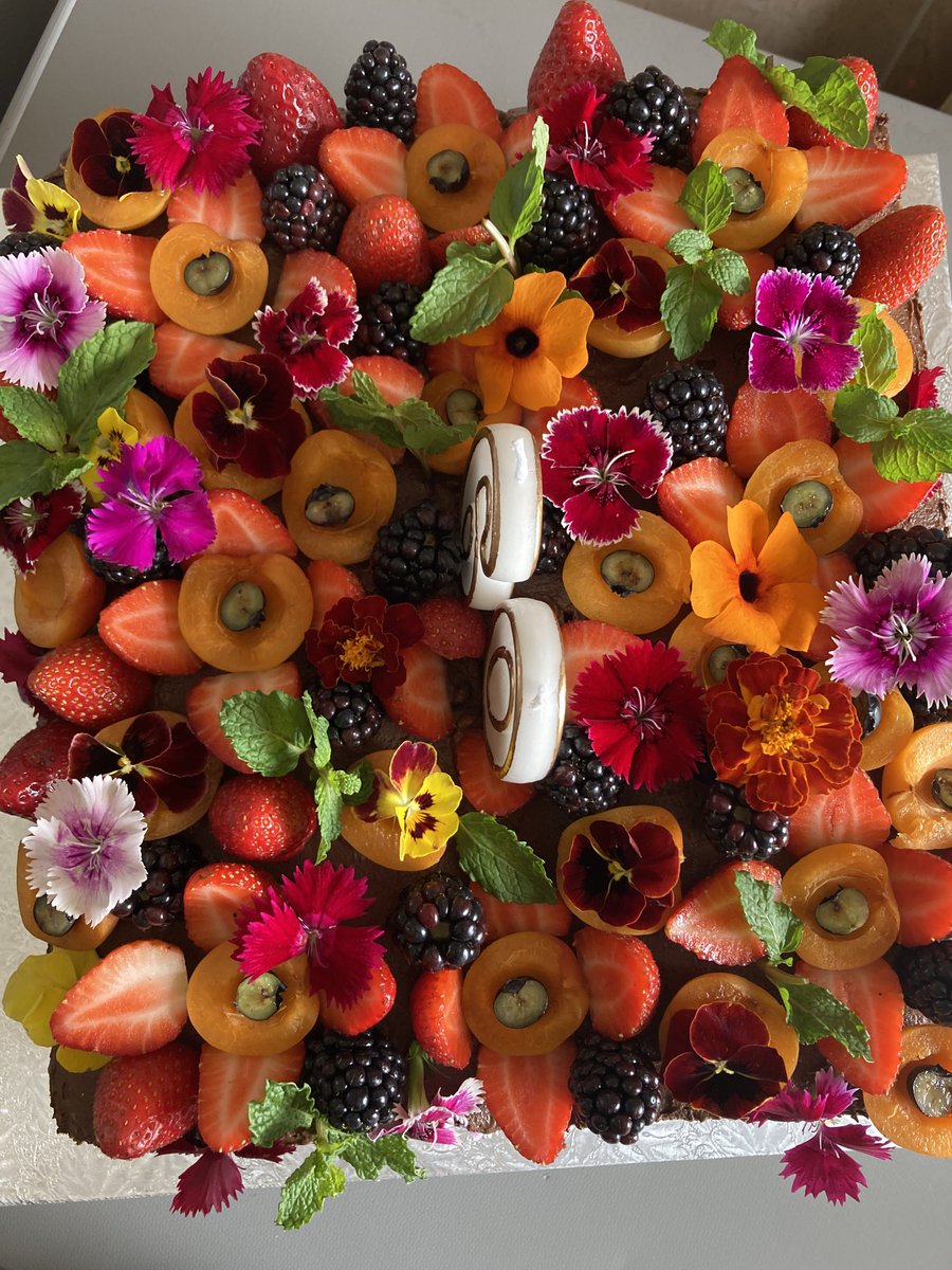 batter_bakes's tweet photo. 60 Never Looked Batter 🌺 

With age comes wisdom, clarity and an abundance of things to be grateful for and celebrate 🎉 We wanted every corner of the cake to embody celebration: of moments lived and more to enjoy, as well as a celebration of friendship.

1/5 https://t.co/kKzPxiBELP